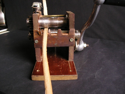 Механический станок для строгания ленты для плетения кратко